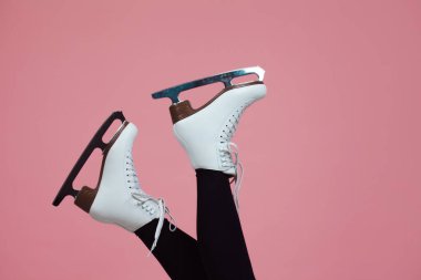 Artistik patinaj bir kış sporudur. Buz patenlerinde kadın ayağı.