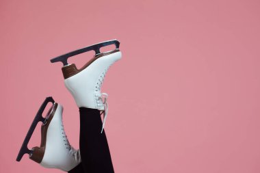 Artistik patinaj bir kış sporudur. Buz patenlerinde kadın ayağı.