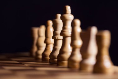 Zıt ışıkta tahta satranç. Bir satranç oyunu, entelektüel bir yarışma.,