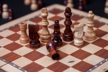 Satranç oyunu, şah mat, bir figür kes, iş dünyasındaki rekabet kavramı