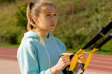 Sokakta antrenman yapan genç bir bayan sporcu sokak platformunda antrenman yapıyor..