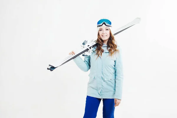 Усміхнена дівчина лижник на білому тлі, портрет в студії . — стокове фото