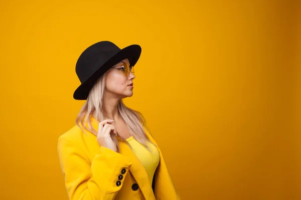 Mujer joven alegre tendencia en ropa brillante sobre fondo amarillo, espacio de copia. Rubia fresca — Foto de Stock