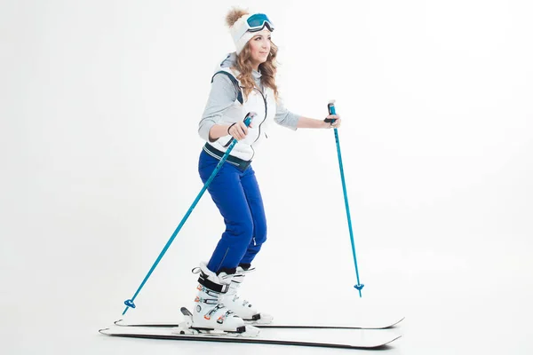 Młoda kobieta jeździ na nartach. Skier manewry na nartach górskich, zdjęcia na białym tle w Studio, — Zdjęcie stockowe