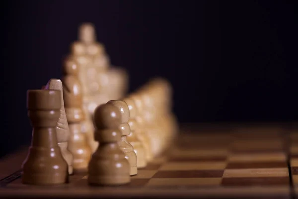 Zıt ışıkta tahta satranç. Bir satranç oyunu, entelektüel bir yarışma., — Stok fotoğraf