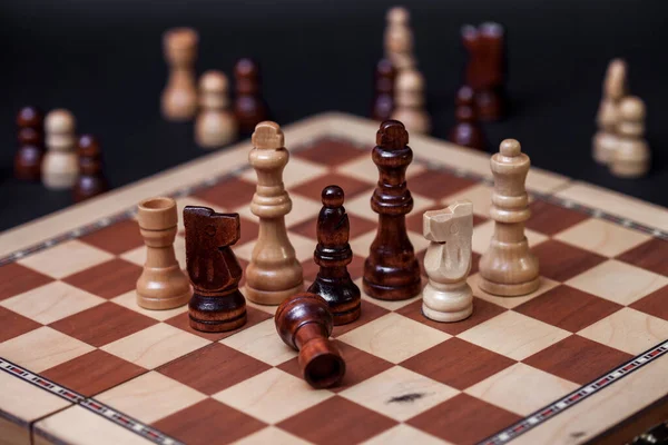 Gra w szachy, sprawdzić lub szachownicy, wyciąć postać, pojęcie konkurencji w biznesie — Zdjęcie stockowe