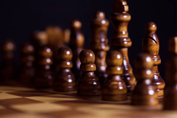 Zıt ışıkta tahta satranç. Bir satranç oyunu, entelektüel bir yarışma., — Stok fotoğraf