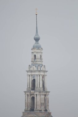 Kolyazin kentinde antik düşen eğimli çan kulesi. Sisli sabah. Sonbahar. Nehri.