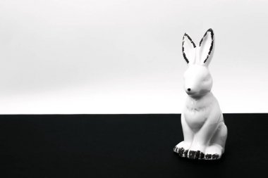 Beyaz siyah arka planda seramik heykelcik Paskalya tavşan tavşan