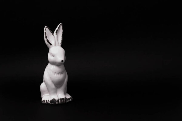 Керамическая фигурка Пасхальный кролик на черном фоне
