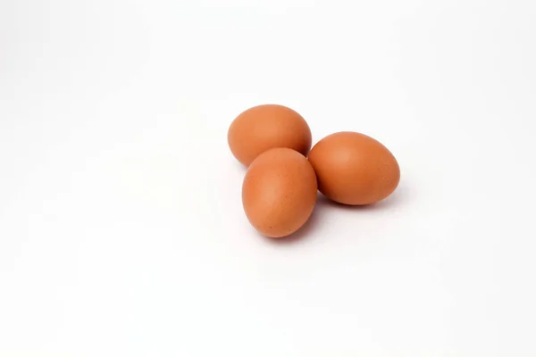 Braune Eier nicht auf weißem Hintergrund bemalt — Stockfoto