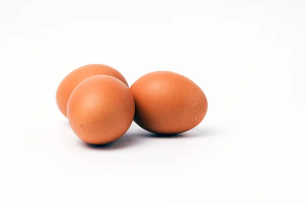 Braune Eier nicht auf weißem Hintergrund bemalt — Stockfoto
