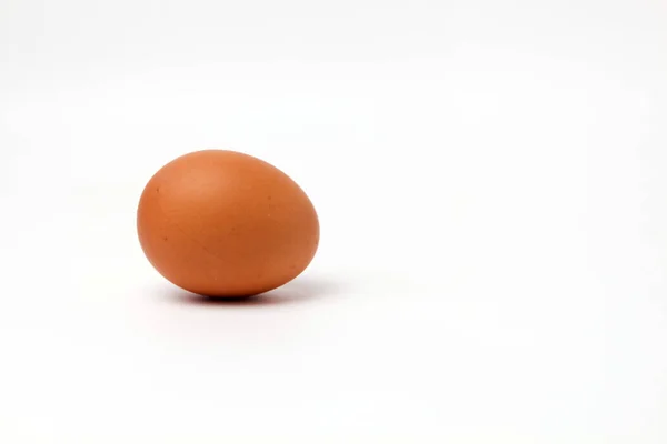 Braun ein Ei nicht auf weißem Hintergrund bemalt isoliert — Stockfoto