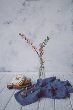 Beyaz ahşap arka plan üzerinde krem ile Narin shu kek