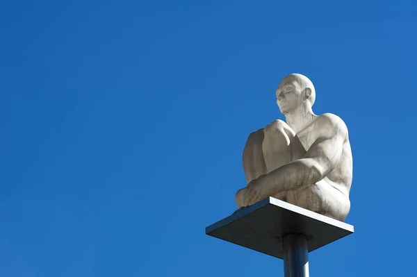 Vit staty på en stolpe på himlen — Stockfoto