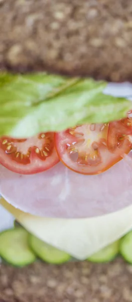 Vista Cerca Sabroso Sándwich Jamón Con Tomate Pepino —  Fotos de Stock