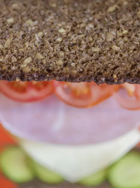 Крупним Планом Вид Смачний Бутерброд Шинкою Помідорами Огірком — стокове фото