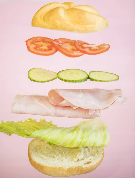 Смачний Бутерброд Шинкою Помідорами Огірком Рожевому Фоні — стокове фото