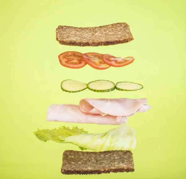 Смачний Бутерброд Шинкою Помідорами Огірком Зеленому Фоні — стокове фото