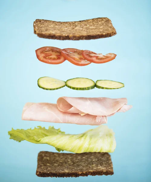 Смачний Бутерброд Шинкою Помідорами Огірком Синьому Фоні — стокове фото