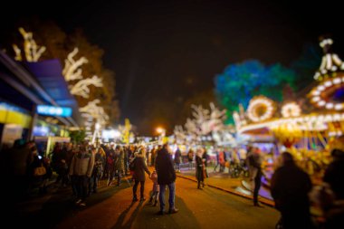 Kalabalık kalabalık şehir caddesinde yürüyor.