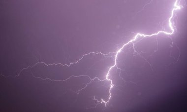 Gece gökyüzüne güçlü yıldırımlar düşüyor. 