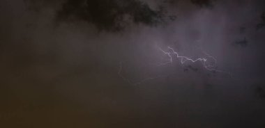 Gece gökyüzünde şimşek çakıyor