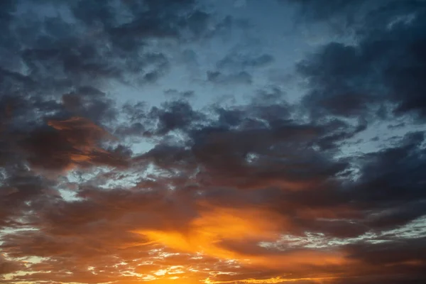 雲と美しい夕日の空 自然の背景 — ストック写真