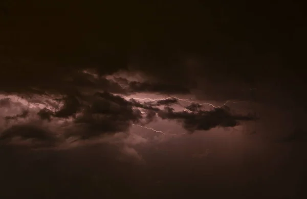 Gece Gökyüzünde Şimşek Çakıyor — Stok fotoğraf
