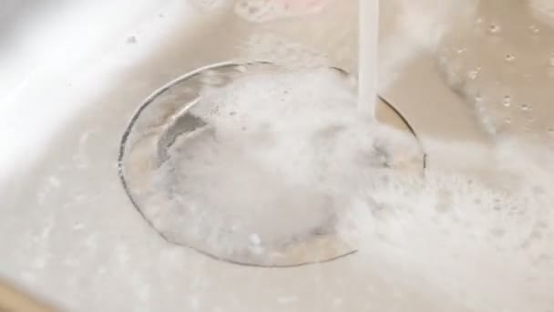 Woda Detergentem Wypełnia Zlewozmywaka — Wideo stockowe