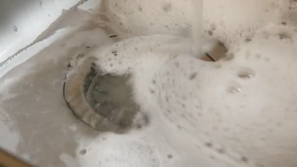 Wasser Mit Waschmittel Füllt Die Spüle — Stockvideo