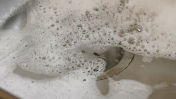 厨房水槽洗涤液排出的水 — 图库视频影像