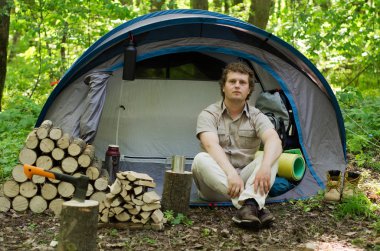 Turistik bir çadır kampında çay içer. Güzel bahar orman.