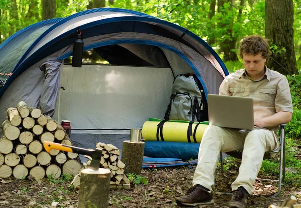 Homem Trabalhando Laptop Livre Acampamento Tenda — Fotografia de Stock