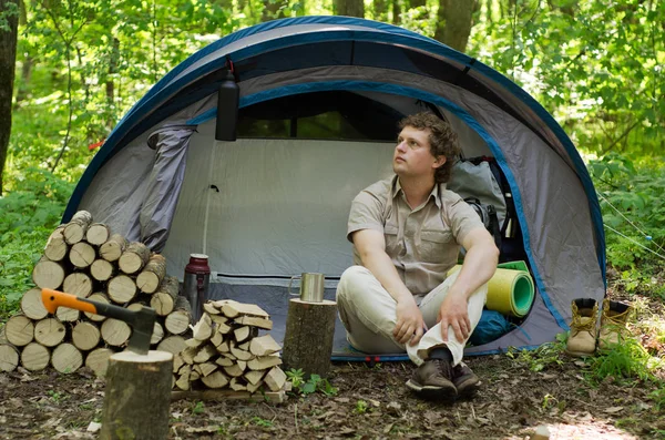 Turistik Bir Çadır Kampında Çay Içer Güzel Bahar Orman — Stok fotoğraf