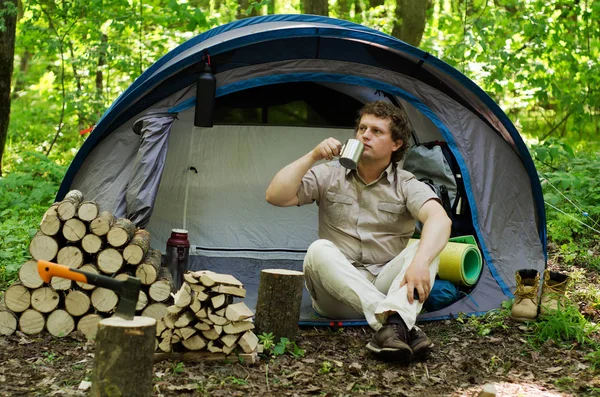 Turistik bir çadır kampında çay içer. Güzel bahar orman.