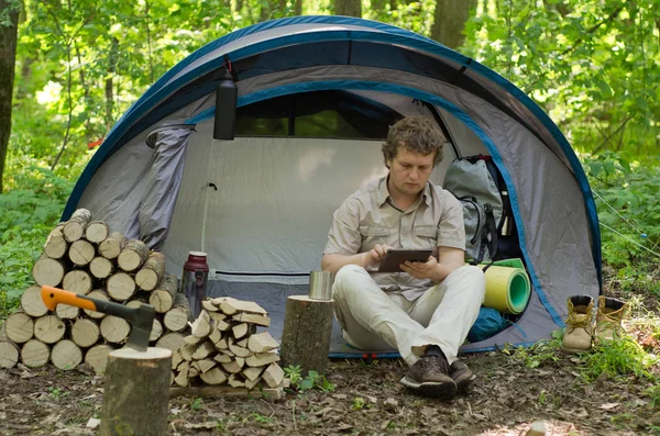 Backpacker Açık Havada Bir Tablet Kullanır Bahar Yeşil Orman — Stok fotoğraf