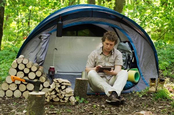 Backpacker Açık Havada Bir Tablet Kullanır Bahar Yeşil Orman — Stok fotoğraf