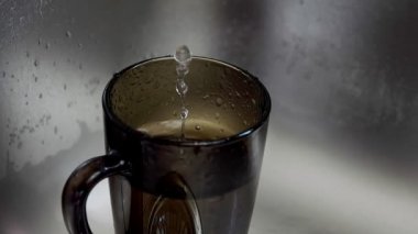 Fincan içine dokunun su damlar.