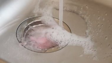 Evye su arasında olan bir deterjan ile doldurur.