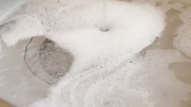 Evye su arasında olan bir deterjan ile doldurur.