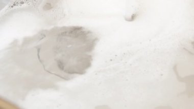 Evye su arasında olan bir deterjan ile doldurur.