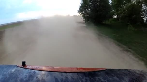 Poeira Subindo Pneus Carro Automóveis Dirigindo Estrada Cascalho Rural Pov — Vídeo de Stock