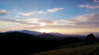 Zaman atlamalı bir günbatımı Karpat Dağları üzerinde.