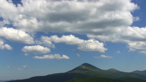 Zeitraffer Einer Schönen Sommerlandschaft Bergen Mit Vorbeiziehenden Wolken Vor Blauem — Stockvideo