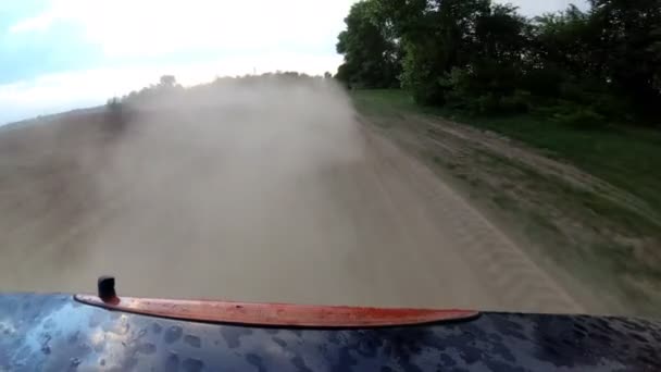 田舎の砂利道を走行する自動車タイヤから土ぼこり ハメ撮りバック モーション ビュー — ストック動画