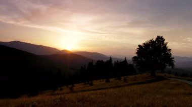 Zaman atlamalı bir günbatımı Karpat Dağları üzerinde.