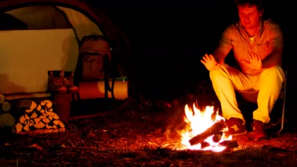 Homme Réchauffe Près Feu Camp Extérieur Dans Les Bois Soir — Video