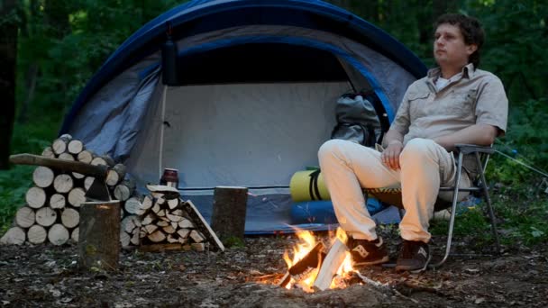 Man Värmer Sig Vid Lägerelden Utomhus Skogen Vårkväll — Stockvideo