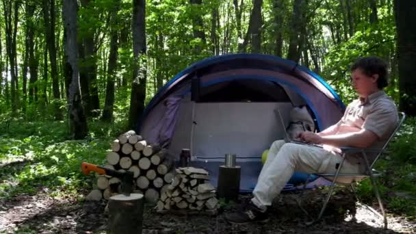 Человек Работающий Ноутбуком Открытом Воздухе Палаточном Лагере — стоковое видео